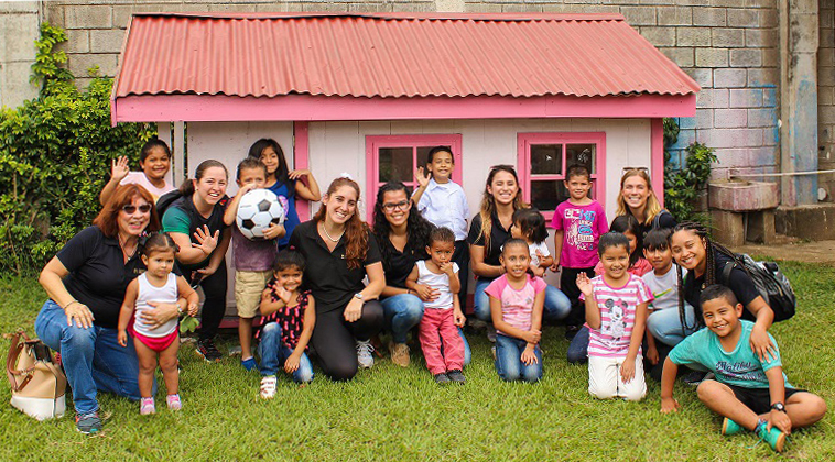 Linda I. Rosa-Lugo and five of her graduate students with children in a community center in Costa Rica.